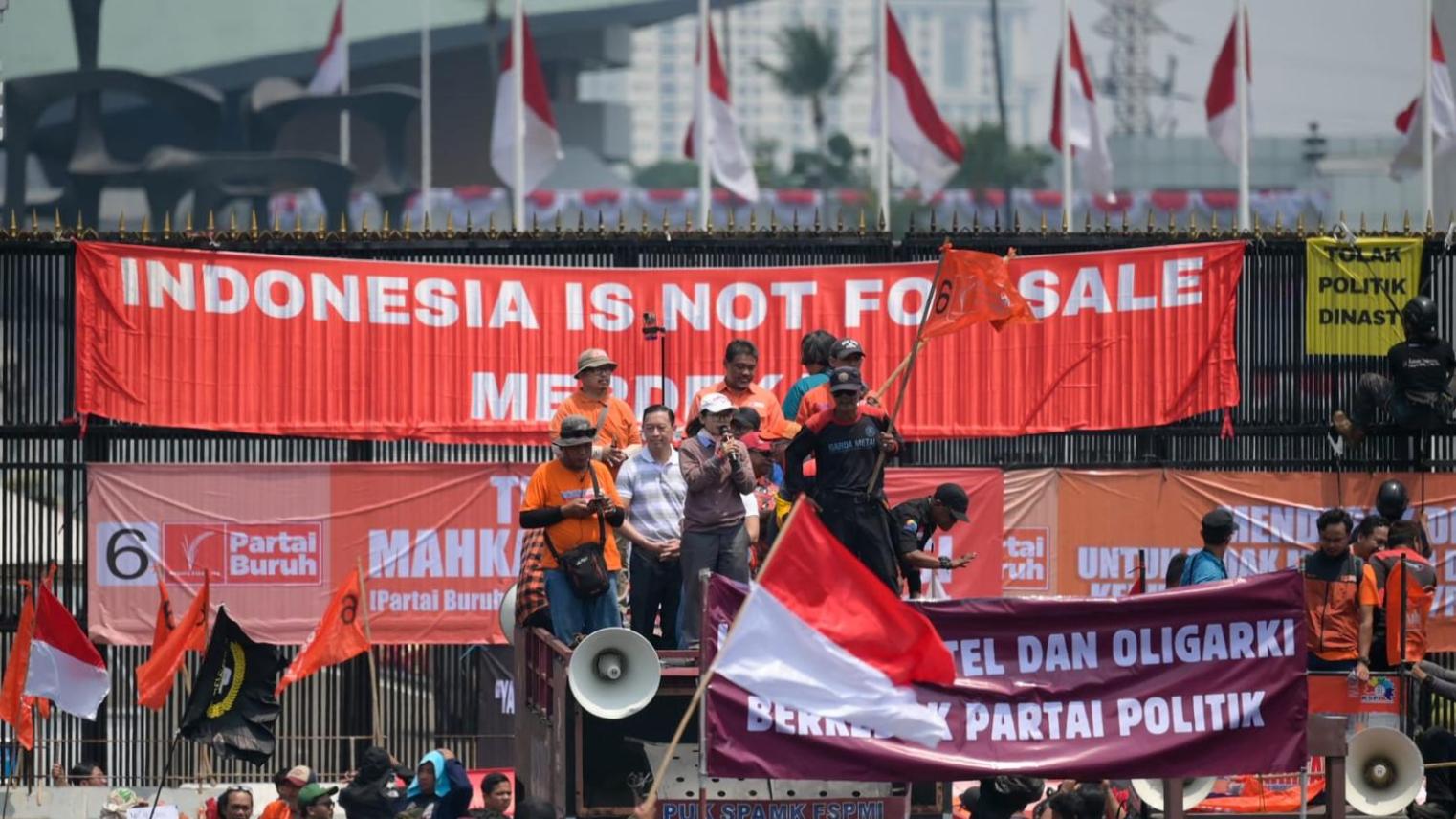 Protesters block access to the parliament building in Jakarta on 22 August to protest a move to reverse the Constitutional Court decision altering eligibility rules for candidates in a key election later this year (Bay Ismoyo/AFP via Getty Images)